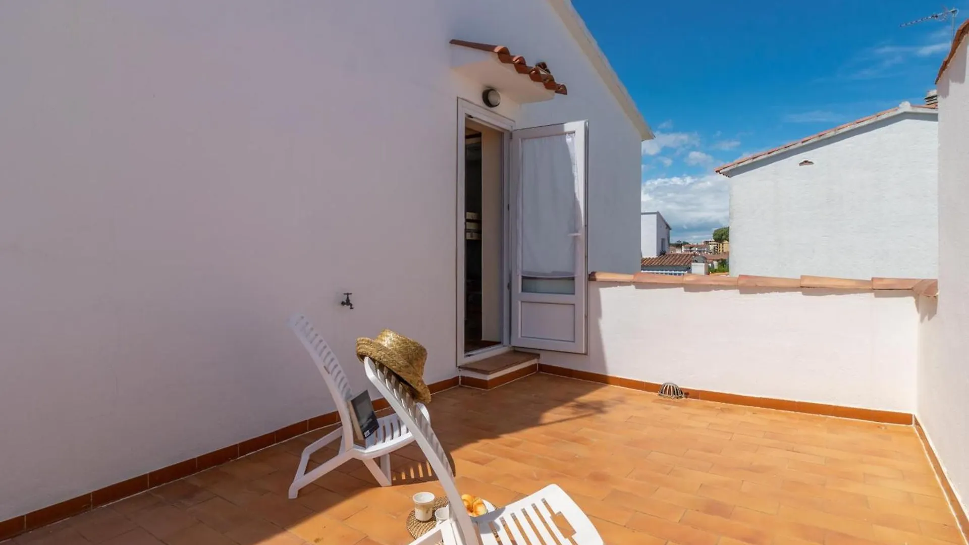 Casa L'Escala, 2 Dormitorios, 5 Personas - Es-325-35 Torroella De Montgri Holiday home