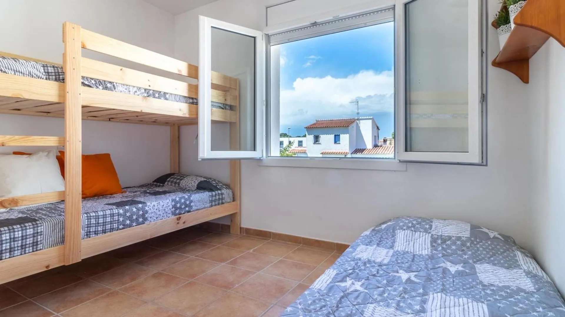Casa L'Escala, 2 Dormitorios, 5 Personas - Es-325-35 Torroella De Montgri Holiday home